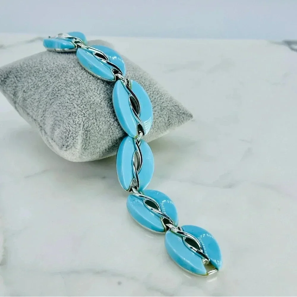Vintage Lisner Baby Blue Bracelet Signed Molded Plastic Link Estate Cost…